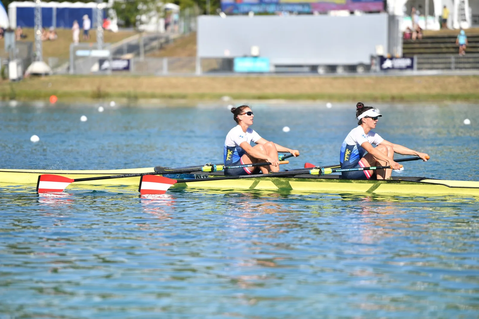 Photographie d’illustration : deux athlètes en double pendant une compétition d’aviron